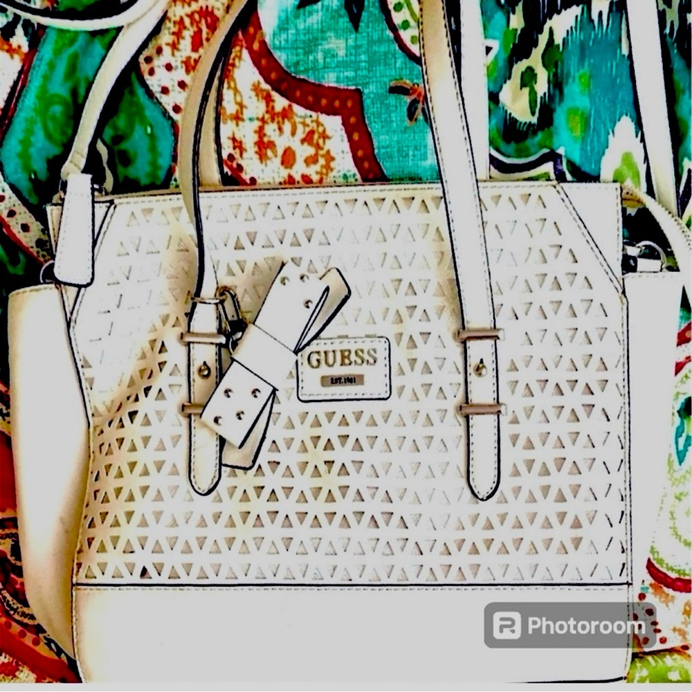 Guess Satchel With Adjustable Strap.. Excellent Condition.Used a Couple of Times